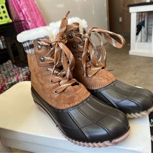 Thea boots are supper comfey Been worn once or twice just don’t need them